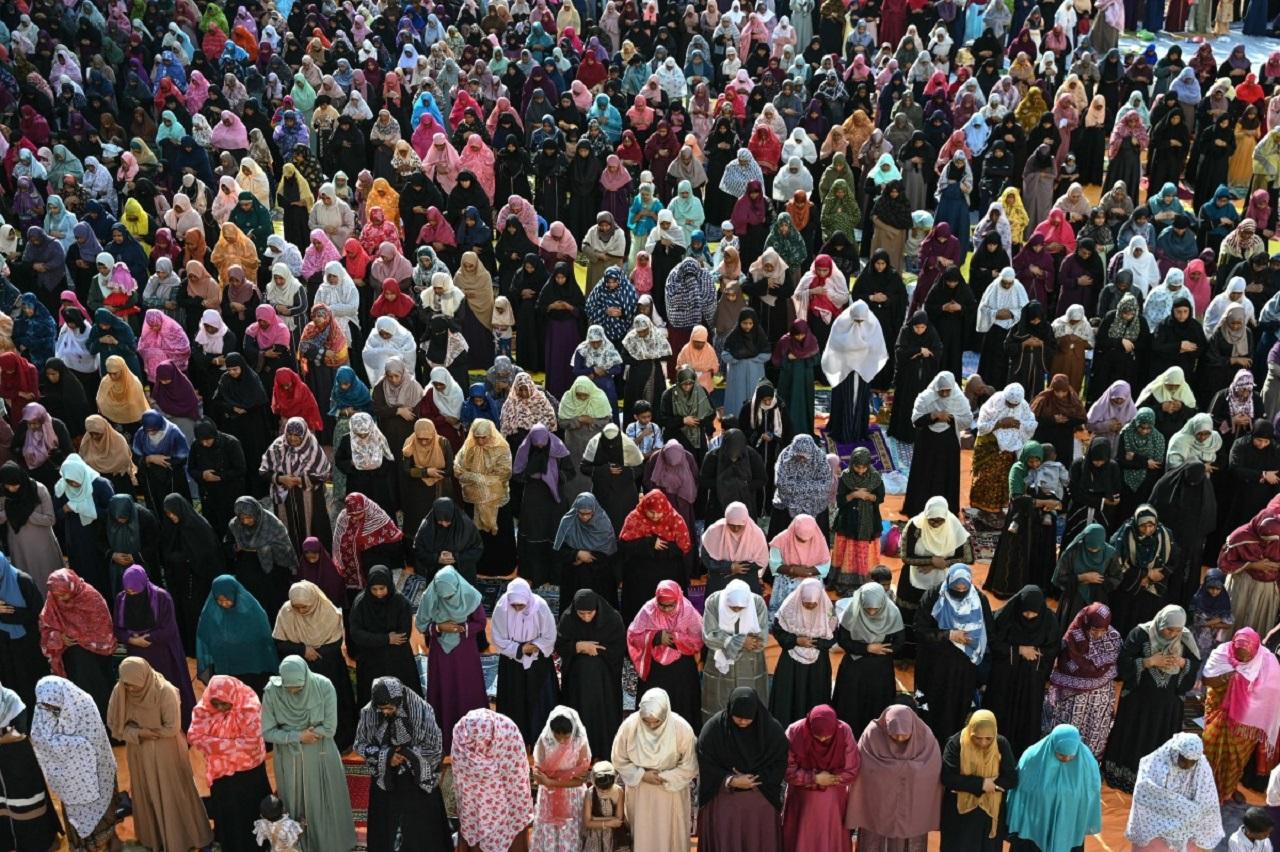 In Srinagar, devotees gathered at a Government Girls Higher Secondary School in Sonwar to offer their prayers