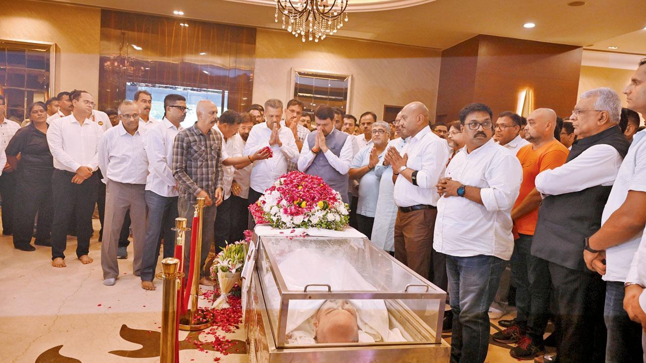 Dy CM Fadnavis, Mumbai skipper Rahane offer last respects to Amol Kale