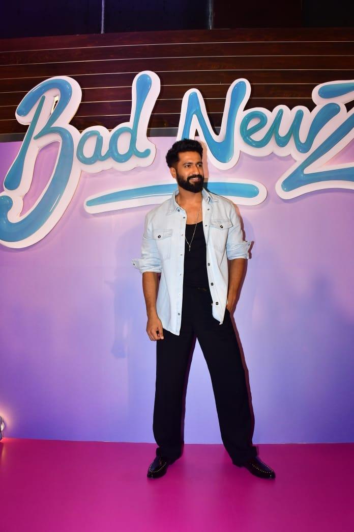Vicky opted for a black T-shirt and loose pants and added a white shirt. Vicky was looking absolutely dapper