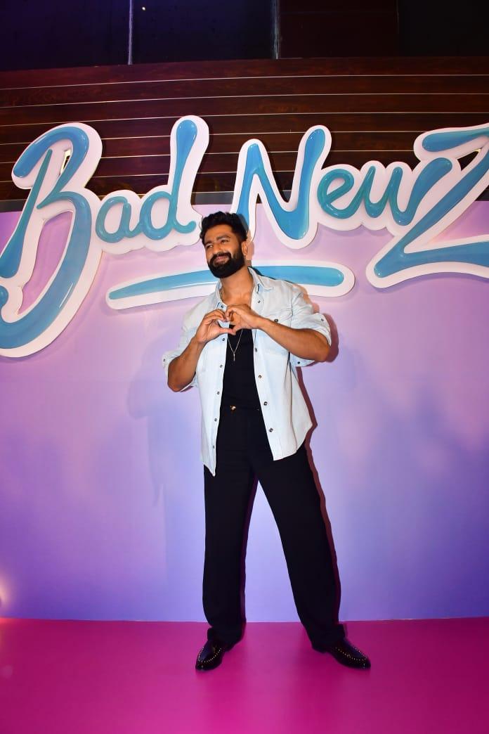 When his chance came Vicky Kaushal cutely posed for paparazzi