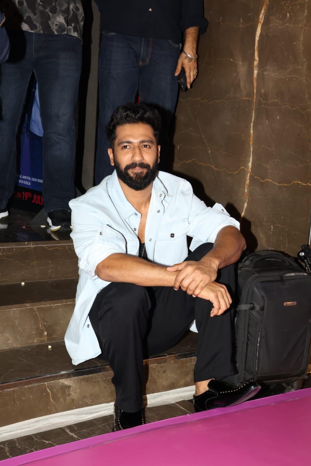 Vicky Kaushal cutely sat and waited till the paparazzi clicked Triptii's pictures