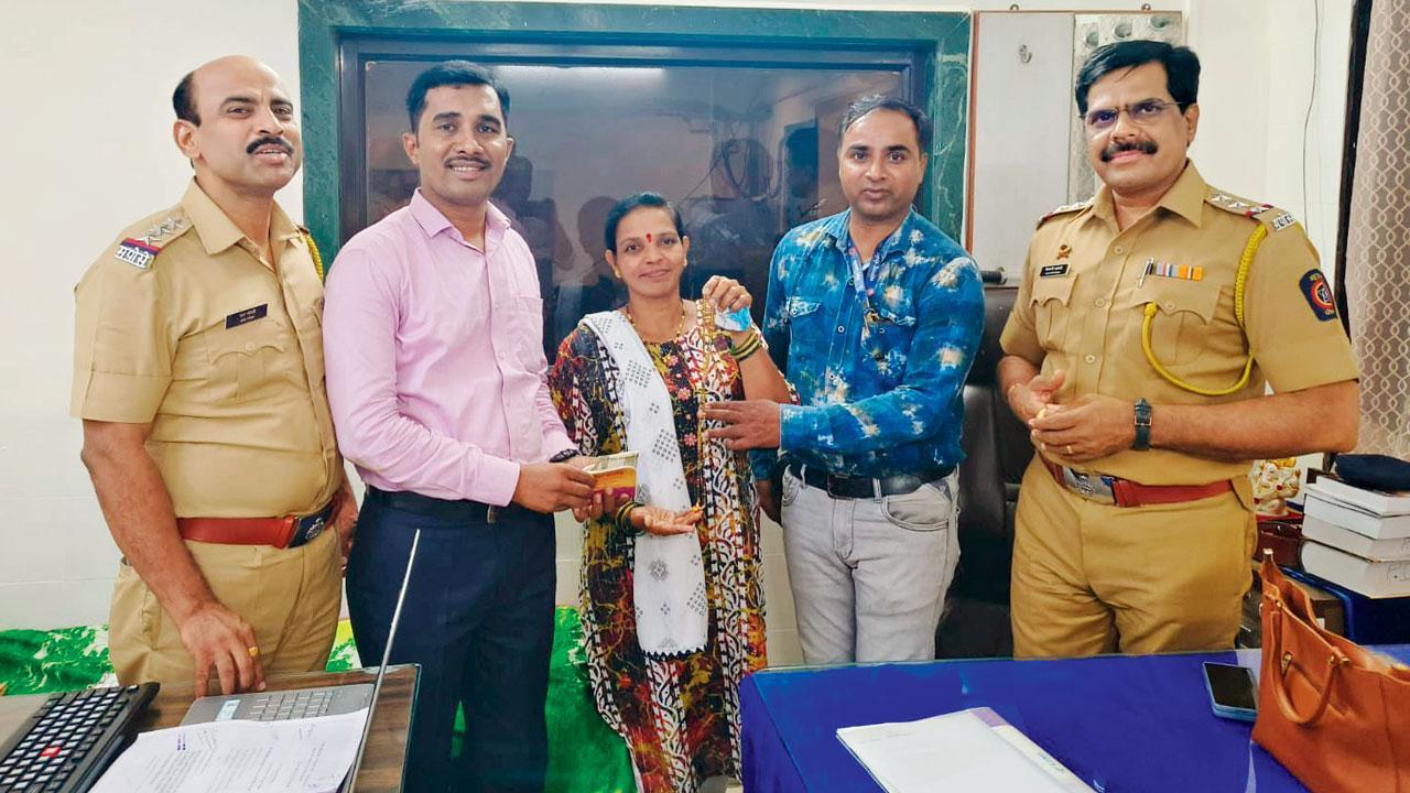 Thane: Torn bike seat helps police track down delivery boy who picked bag of jewellery