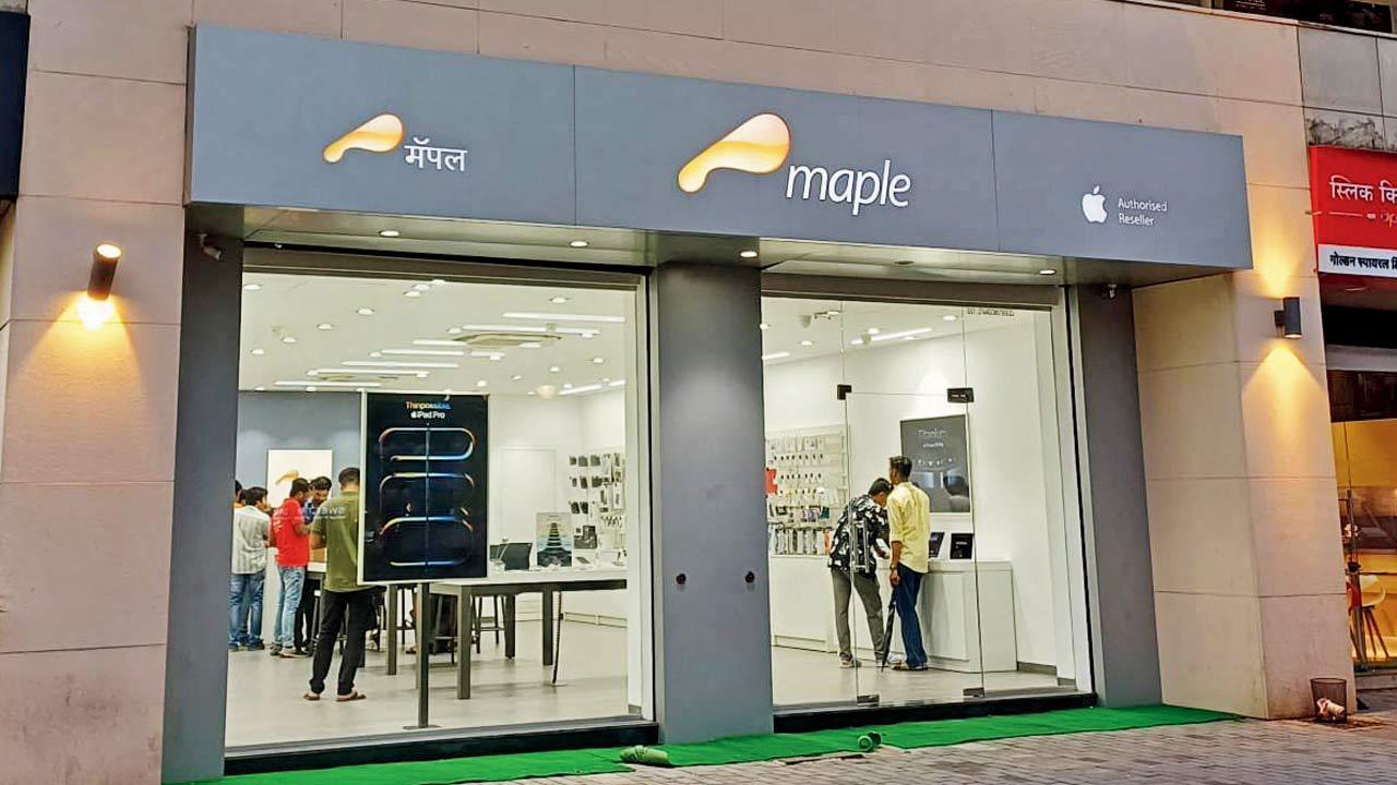 Mumbai: Burglar decamps with 58 iPhones from store