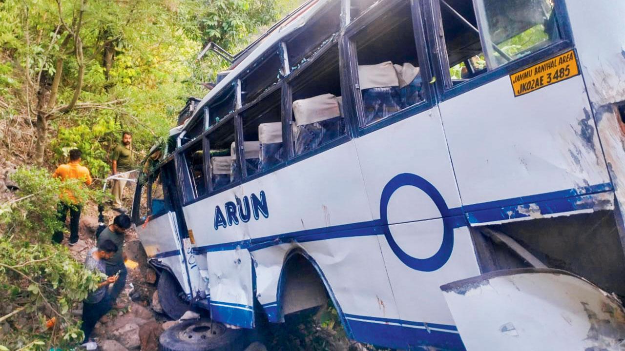 Massive hunt for bus attackers in Jammu and Kashmir