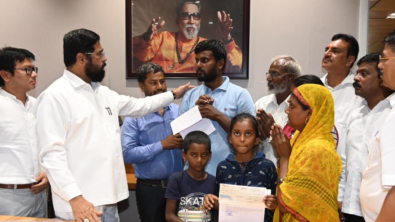Palghar soil cave-in: CM Eknath Shinde hands over Rs 50 lakh cheque to kin of deceased labourer