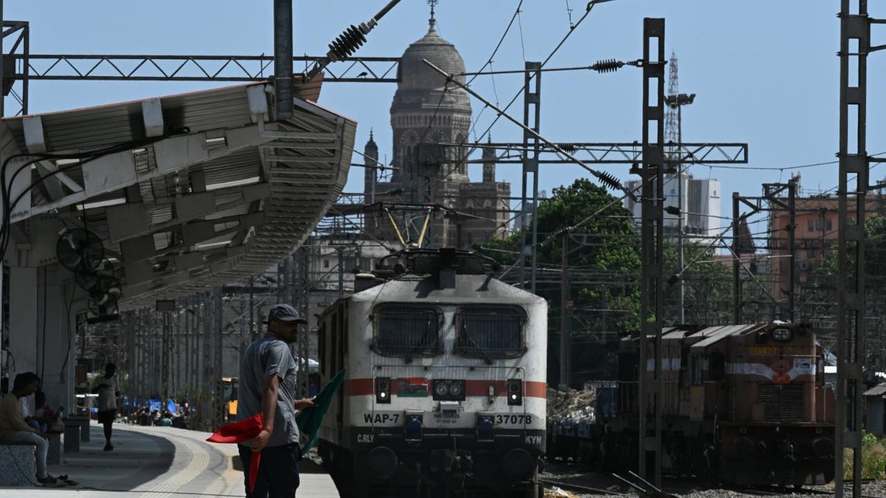 CR said that it has successfully completed the mammoth task of commissioning of Electronic Interlocking at CSMT for extension of platforms 10 and 11 and widening of platforms 5 and 6 at Thane station well before the targeted time to ensure smooth travelling to all commuters