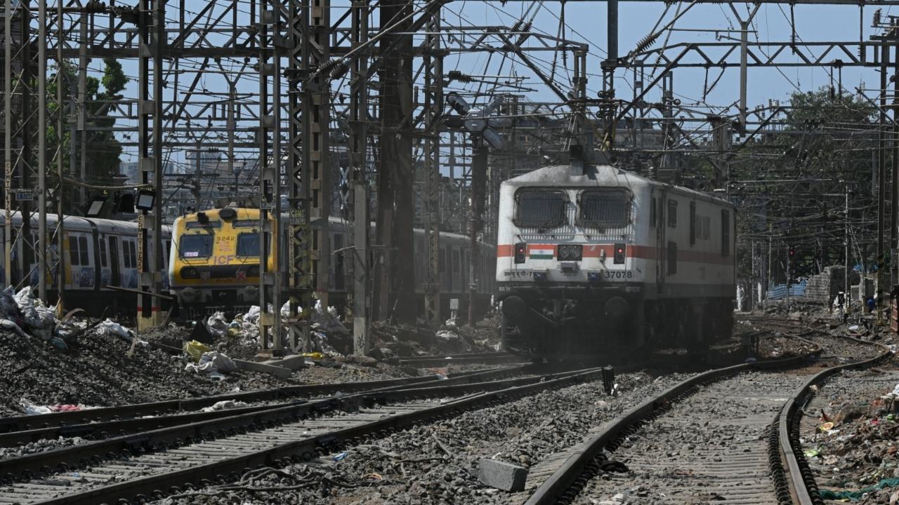 The work involved assembling, laying and dismantling of turnouts, erection of Over Head Equipment portals including erection of 2 special portals of 53 metres covering all 10 lines, a first for the Indian Railways, it said
