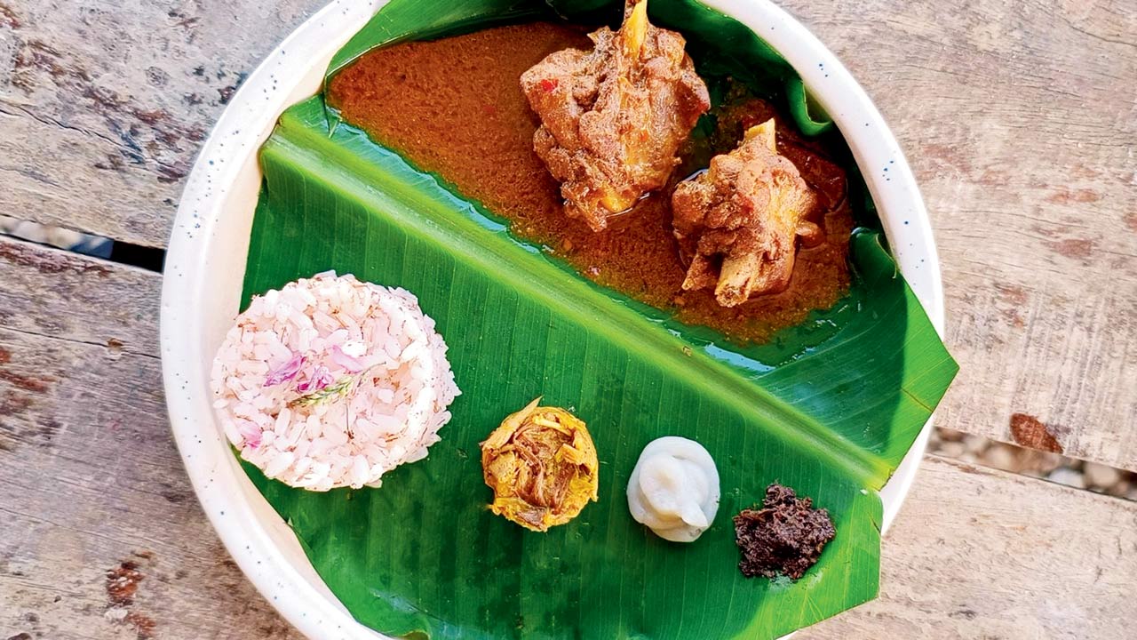 This thali includes desi chicken curry, demta pickle (Pickled red ant chutney), kinda (sweet potato mash), phutkal (new leaves of ficus tree) and goda chawal (local brown rice).  