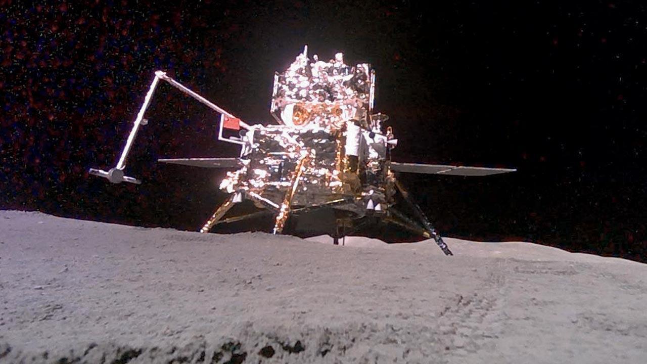 Chinese craft lifts off with lunar rocks