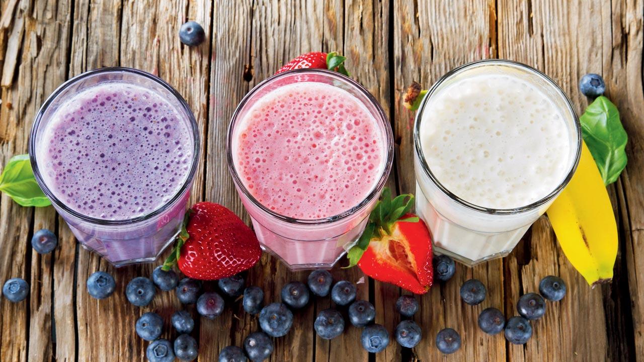Fruit-based smoothies can help manage cravings in a healthy manner