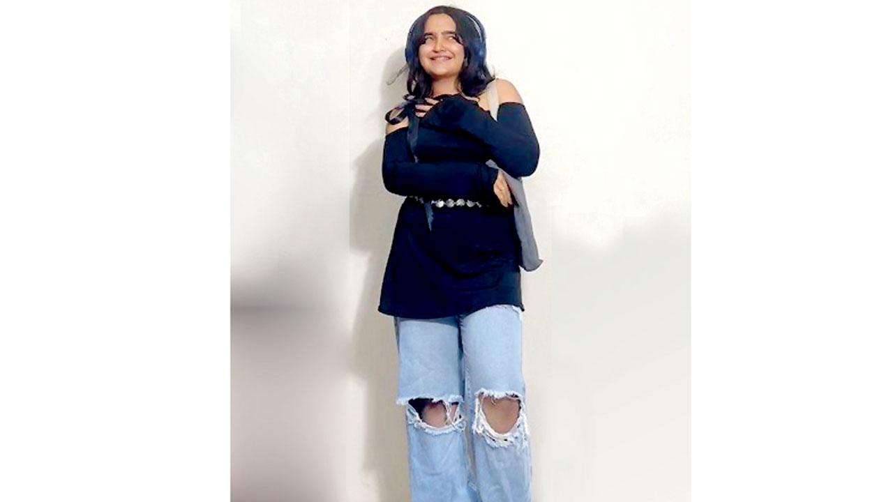 Add a waist chain to a dress with torn jeans to focus on silhouette