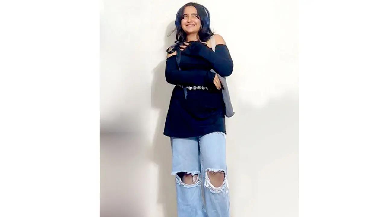 Add a waist chain to a dress with torn jeans to focus on silhouette