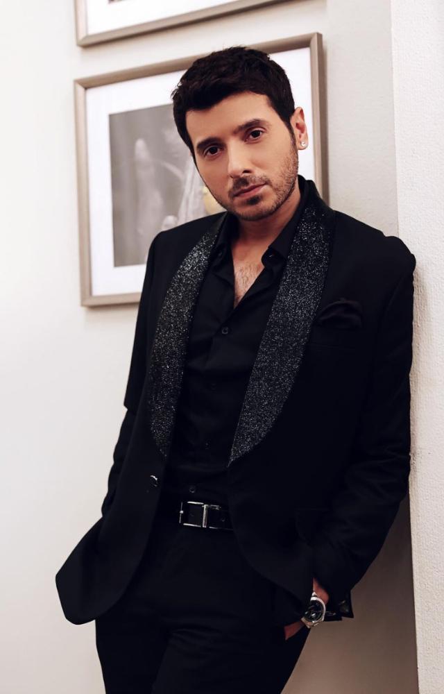 The shimmer makes the classic look shine even brighter and enhances his look