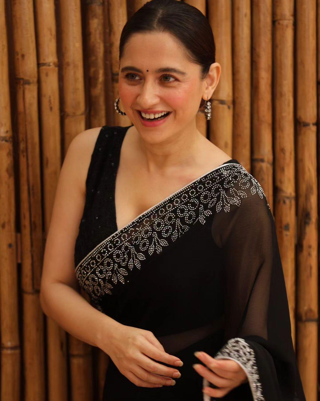 In her Heeramandi appearance, the actress completes her outfit with a simple black sleeveless blouse featuring a deep V-neckline.