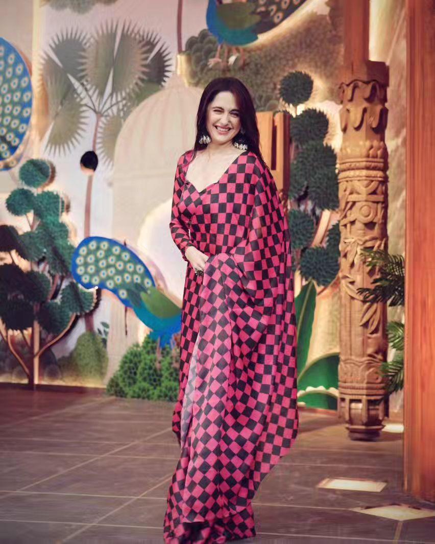Sanjeeda Sheikh looked stunning in a hot pink saree with chequered prints.