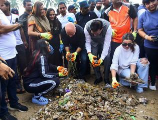 Parineeti Chopra also participated in cleaning Juhu Beach and spreading awareness about the importance of cleanliness. Pic/PTI