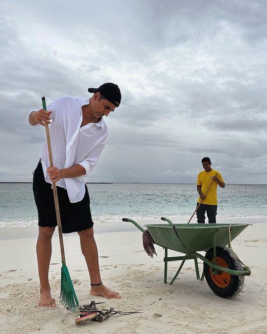 Akshay Kumar recently took to Instagram to share a picture of himself cleaning Mumbai's beach. Pic/Instagram