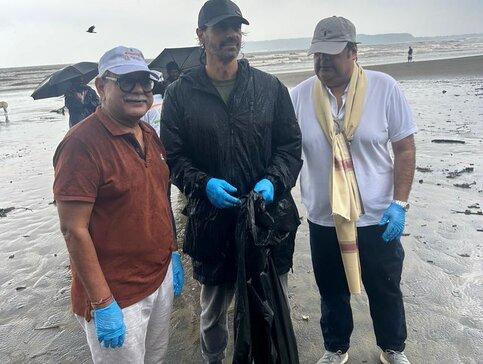 Arjun Rampal, who has been very vocal about environmental cleanliness, recently posted a picture of himself taking the initiative to clean a beach. Pic/Instagram