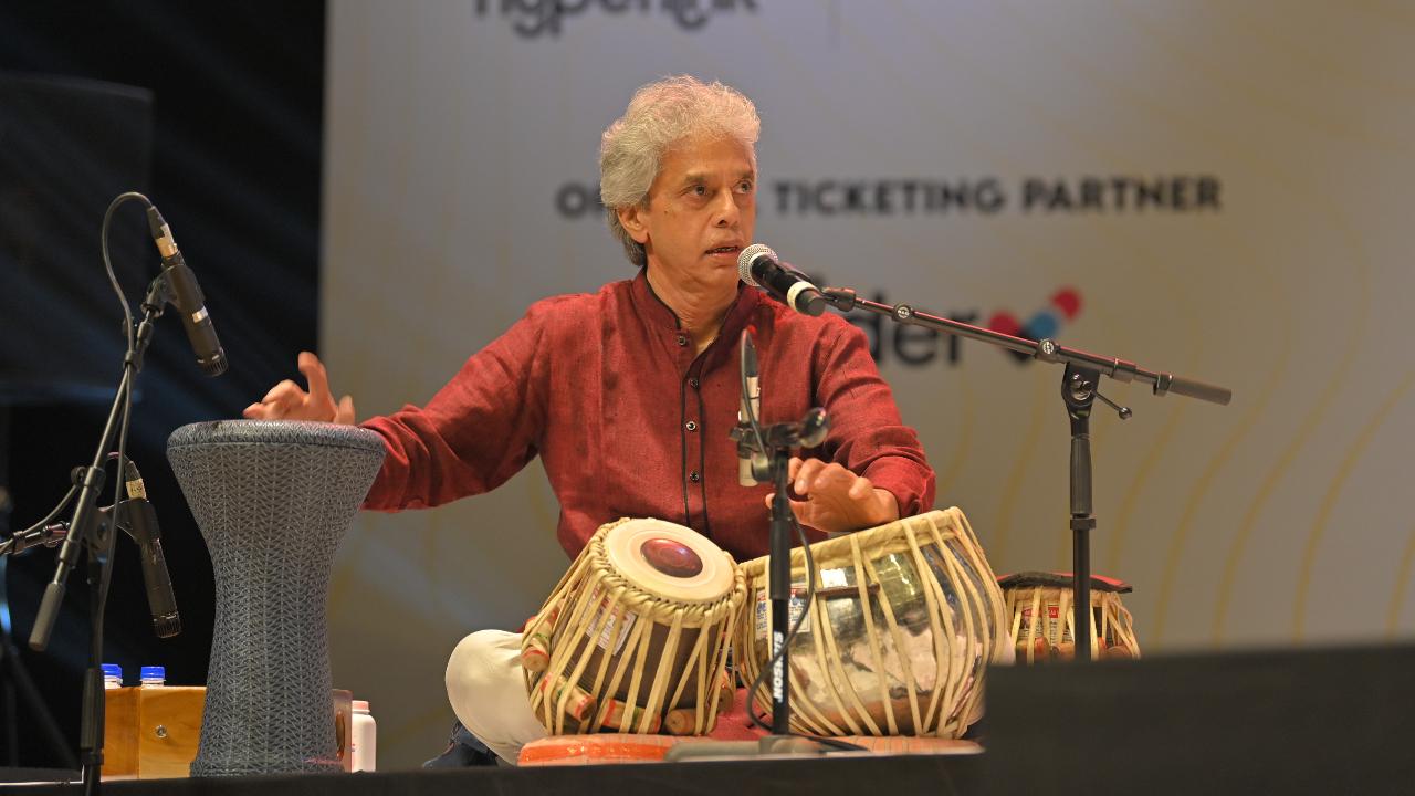 Lastly, they were joined by Ustad Fazal Qureshi on the tabla, who being as dramatic as can be with his breathtaking skills, also had a little fun with the V Selvaganesh and the audience, making it a wholesome experience for all Indian music lovers with the performance curated and promoted by Paytm Insider and Hyperlink.  Together they not only played the likes of Joy and C'mon Baby Dance With Me but also Isis from the 1977 Shakti album 'Natural Elements'. 