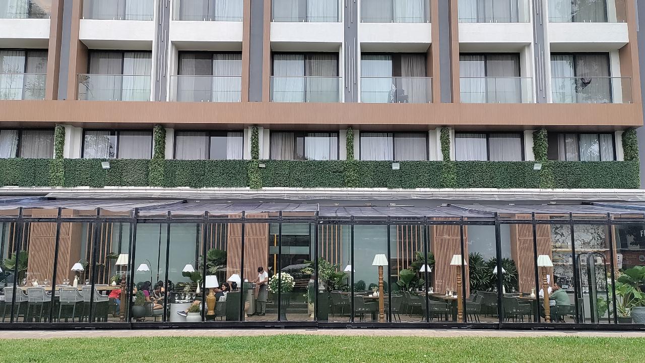 While it used to earlier be used as an open venue for parties, Sanskriti, who is older sibling and architect has designed the place and its interiors right down to the finer details. With a completely glass house, the restaurant has been launched just in time for the monsoons, as one can watch the rain while dining with comforting food.