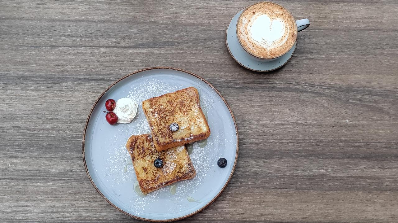 For breakfast, we start with their coffee special, Miel Latte, that is a delicious blend of cinnamon and honey giving it a refreshing, earthy and mildly sweet taste. We paired the latte with a delightfully rich yet mildly sweet Apple and Cinnamon French toast that was served with maple syrup.