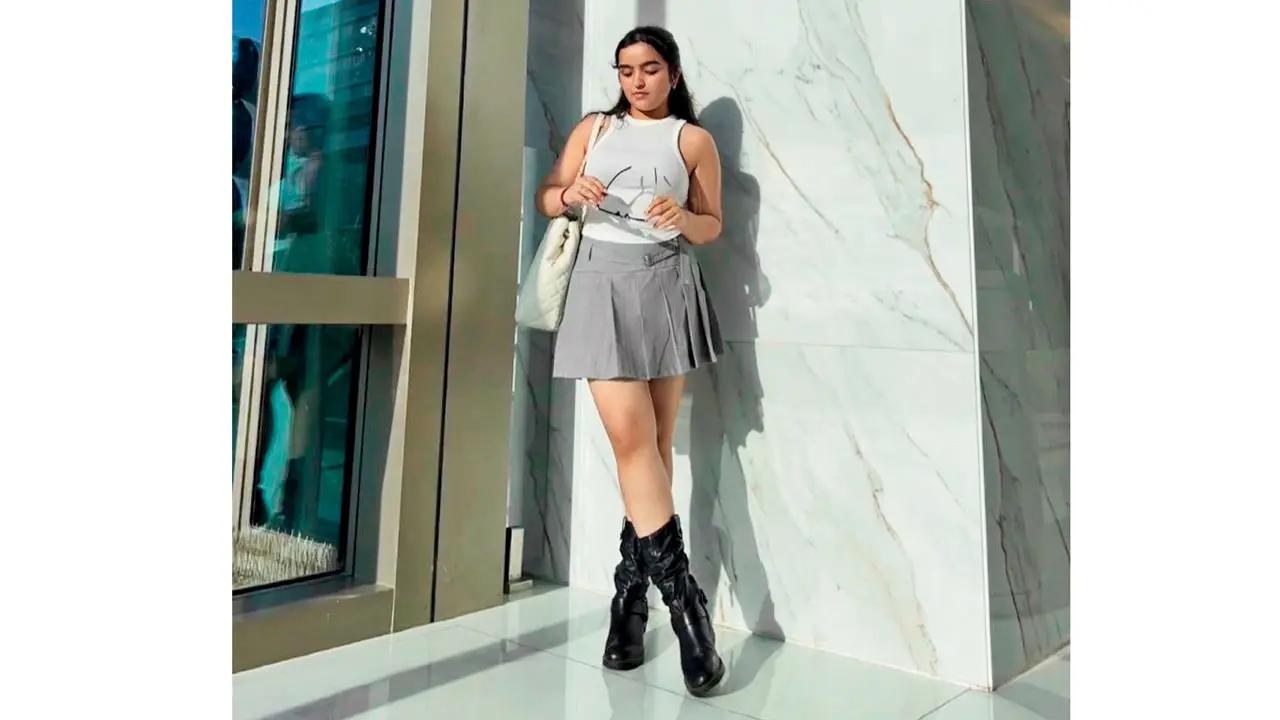 A basic tank top paired with a flowy skirt creates a stylish and comfortable outfit. This combination is perfect for Mumbai's warm weather