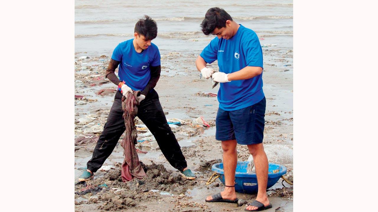 Shubh Mehta (right) at a cleanup in Girgaon Chowpatty 