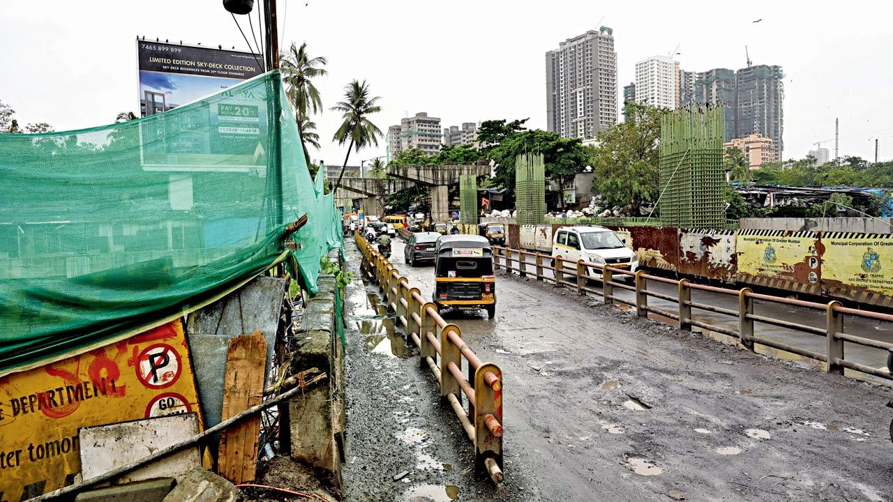 Two-way traffic on one side of the road has resulted in very narrow lanes
