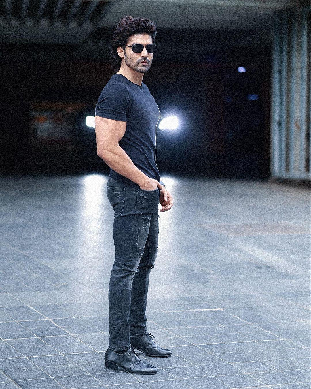 Looking for a date night outfit and worried about how to ace your fit? Worry not, Gurmeet Choudhary’s look is perfect inspiration