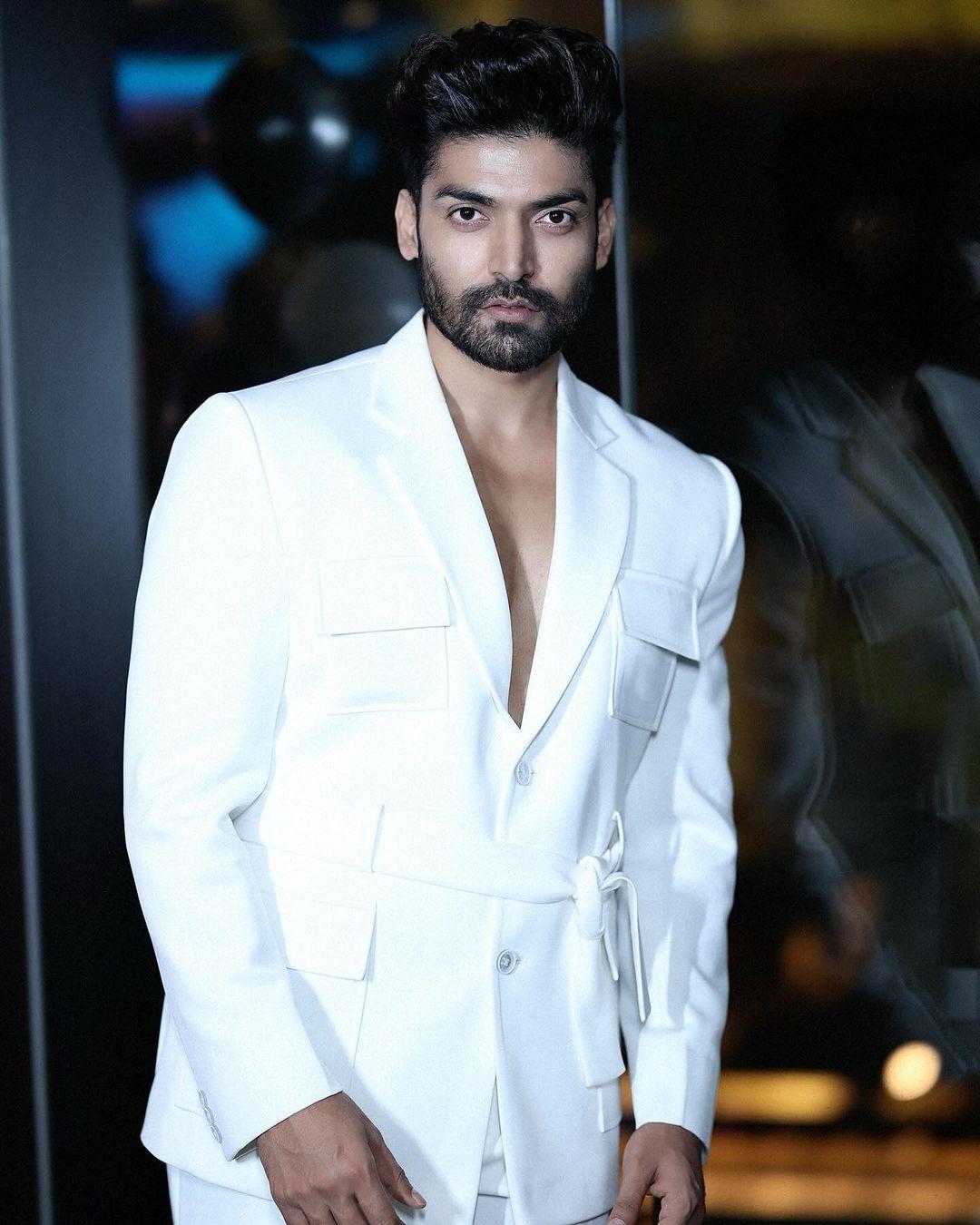 The actor wore brown shoes with the white outfit, which established a stylish contrast