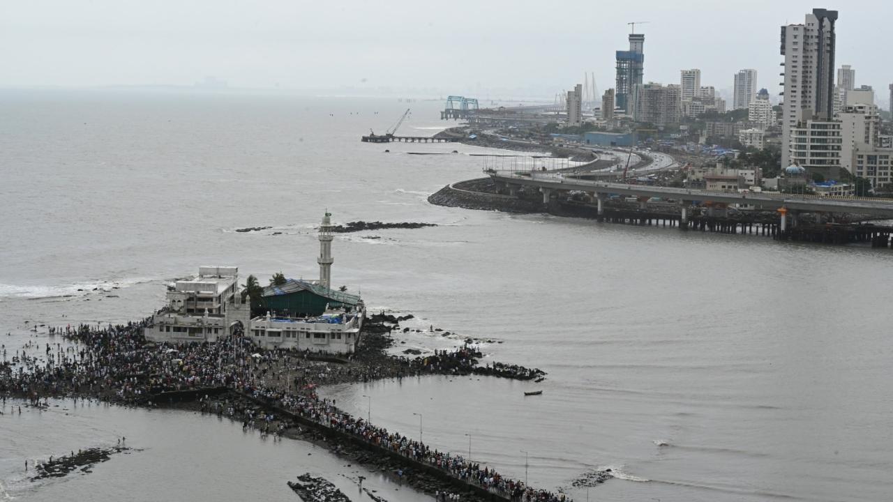 After its inauguration by CM Shinde on June 10, the northbound carriageway of coastal road till Haji Ali interchange was thrown open to people; they can access it on weekdays between 7 am to 11 pm. On weekends, it is shut for public so the authorities can complete pending work.