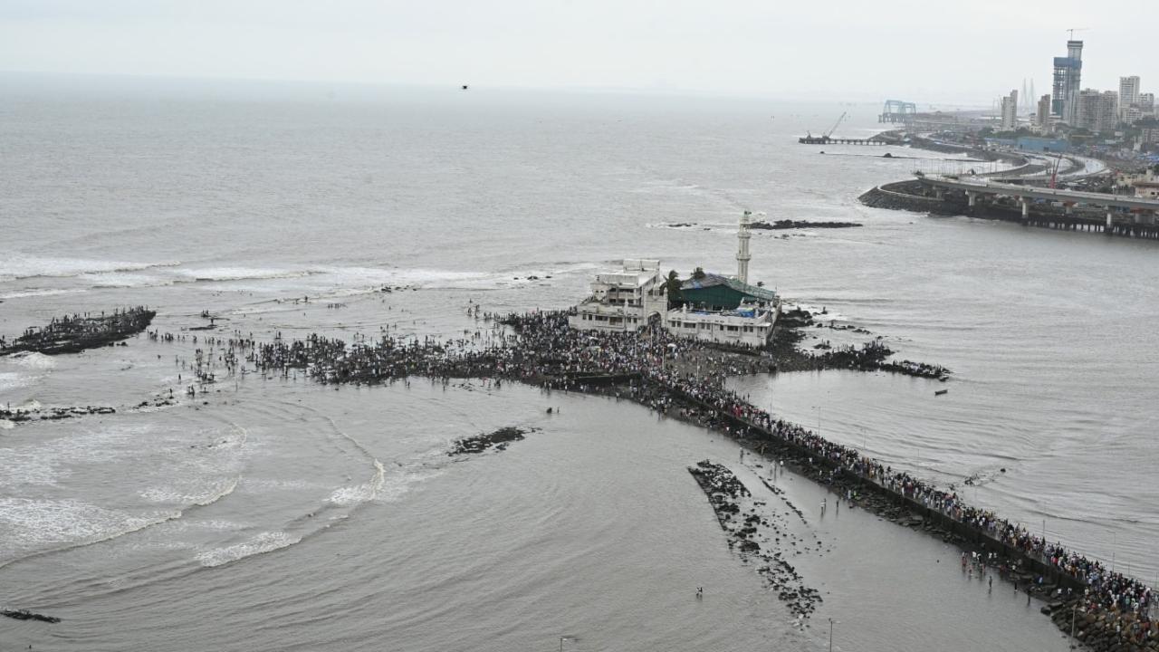 Meanwhile, Mumbai's Makhdoom Ali Mahimi mosque in Mahim also saw a large turnout of worshippers.