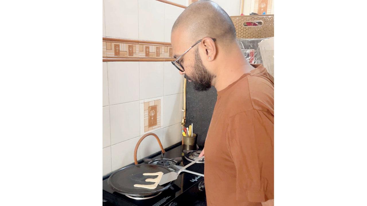 Hari Chakyar cooks a dosa letter