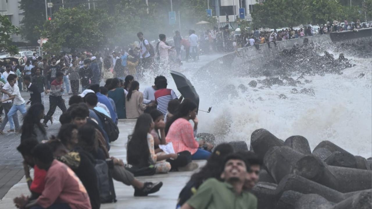 IN PHOTOS: Rush at Marine Drive as Mumbai faces hot weather