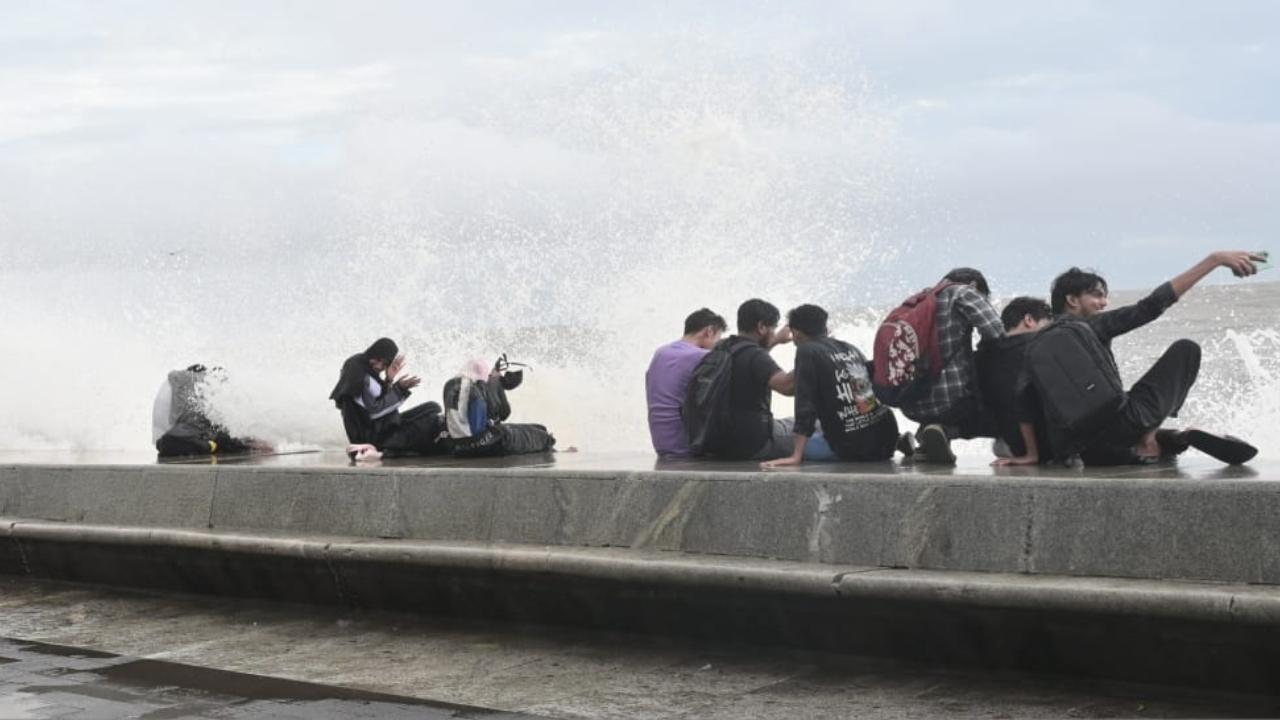 Meanwhile, the India Meteorological Department (IMD) has indicated that the southwest monsoon is likely to continue progressing into additional regions of the north Arabian Sea, Gujarat, Madhya Pradesh, and southeastern Rajasthan over the next few days