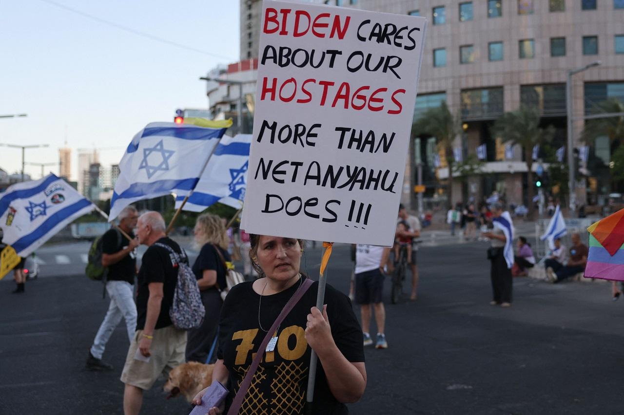 Protests at Democracy Square, the intersection of Begin Road and Kaplan Street, have become a fixture since the inception of the anti-judicial overhaul movement last January. However, they experienced a temporary hiatus after the Hamas terror attack on October 7, which resulted in significant casualties and abductions