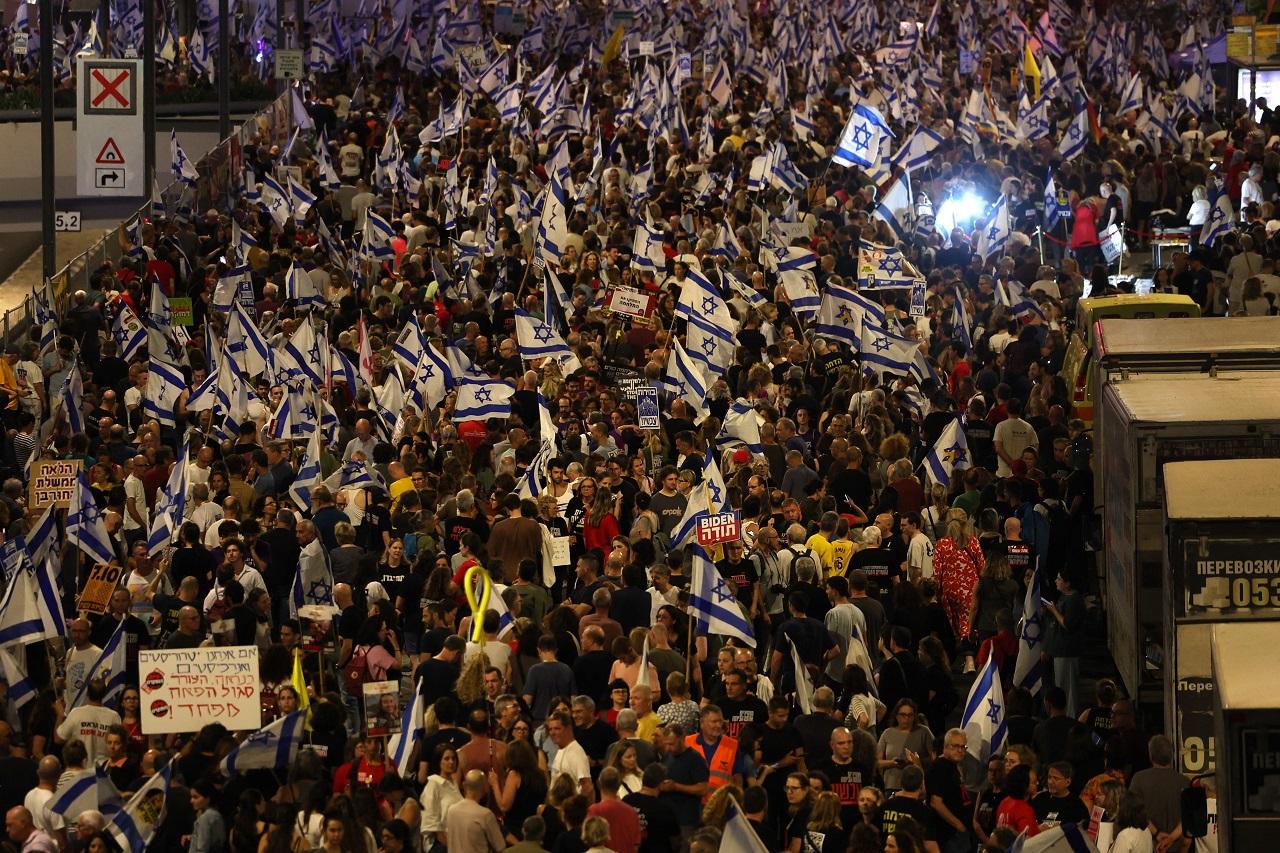Despite its original focus on the forthcoming Jerusalem Day holiday, the march assumed new significance amid ongoing negotiations for a potential deal. Although the Jerusalem branch of the Hostages and Missing Families Forum distanced itself from the event, several hostage relatives took charge of the procession