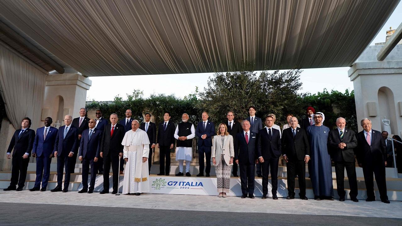 At G7 Summit, global leaders at Outreach Nation session pose for 'family photo'