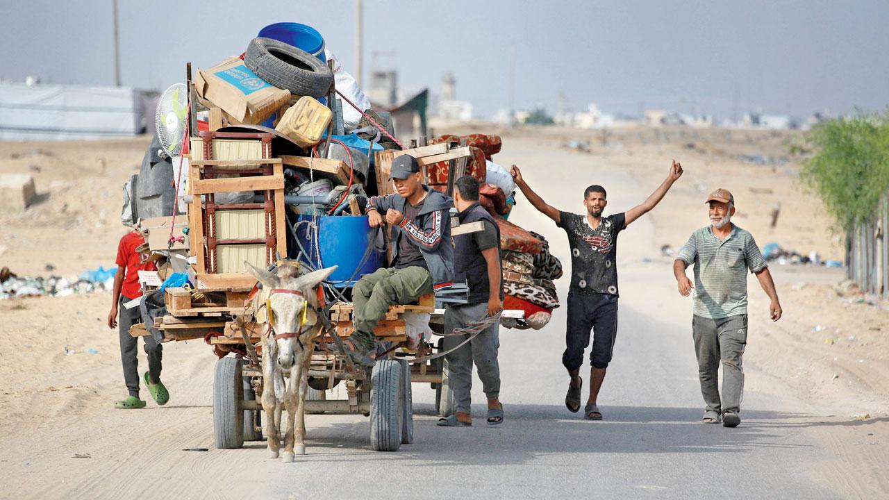 Displaced Palestinians leave Rafah towards Khan Yunis