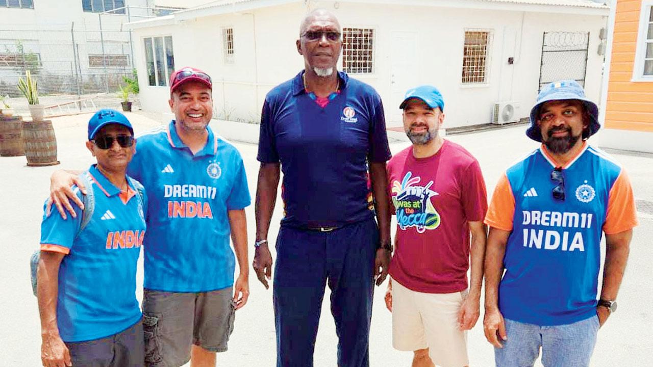 Joel Garner (centre) with Ibrahim Muckra (extreme right) and the group