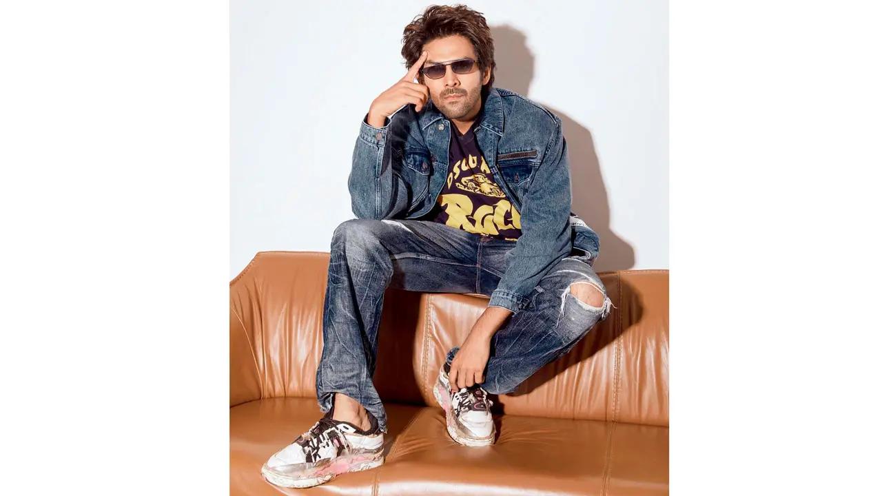 Denim is another wardrobe essential that never goes out of style. This versatile fabric can be dressed up or down for any occasion, just like Kartik Aaryan dresses up a casual vibe with V-neck or round-neck tee and denim