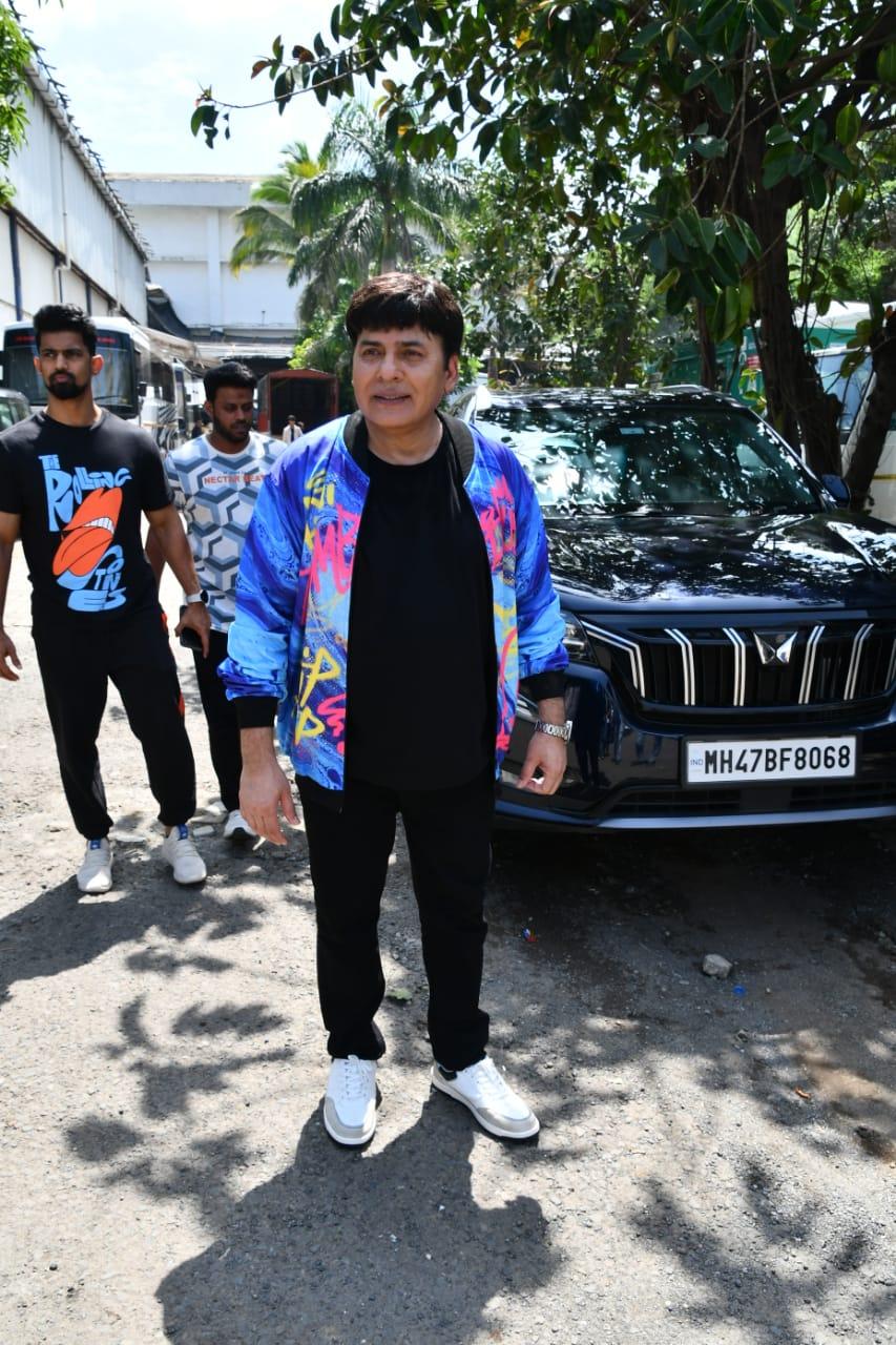 Sudesh Lahiri was also clicked at the set of Laughter Chefs