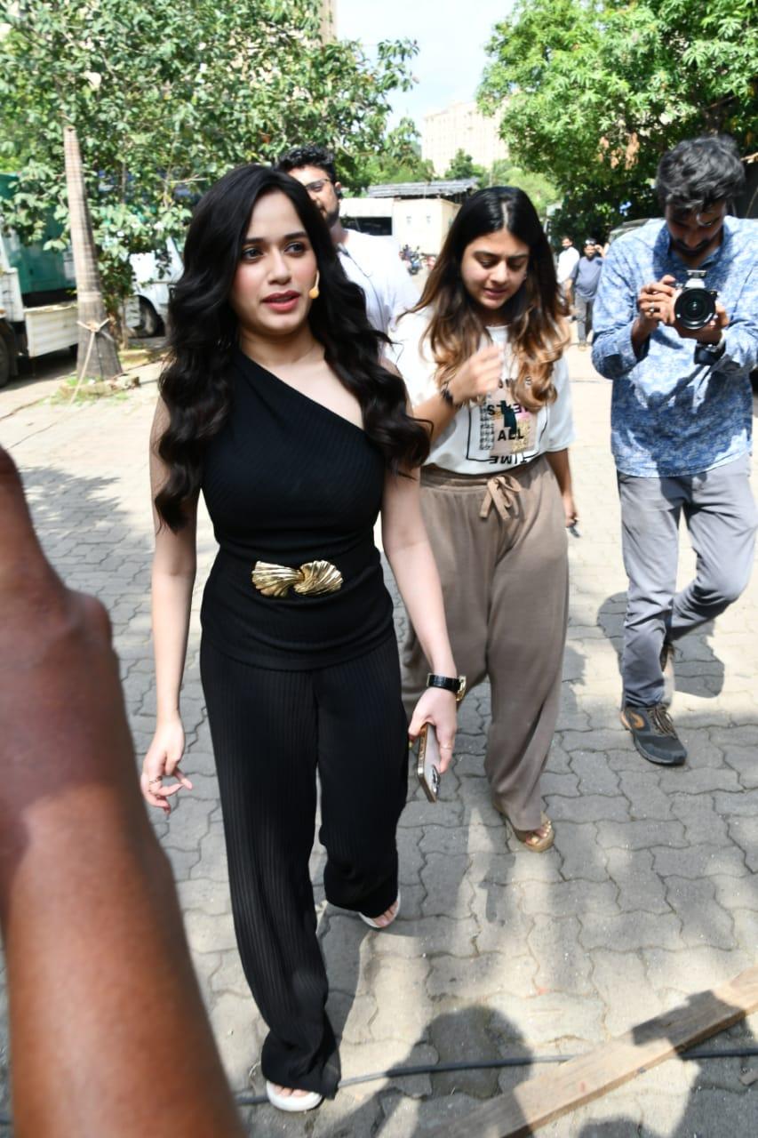 The actress stunned in a black jumpsuit which features a contrasting golden belt. The actress left her hair open in curls and put shiny make up