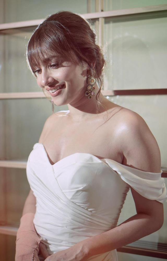 In one look, the actress stunned in a white off-shoulder gown