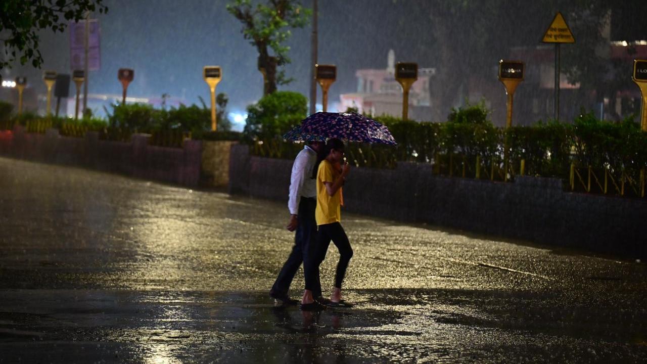 According to the weather department, an Orange alert indicates a rainfall range between 115.6 to 204.4 mm in a day. Pic/Shadab Khan