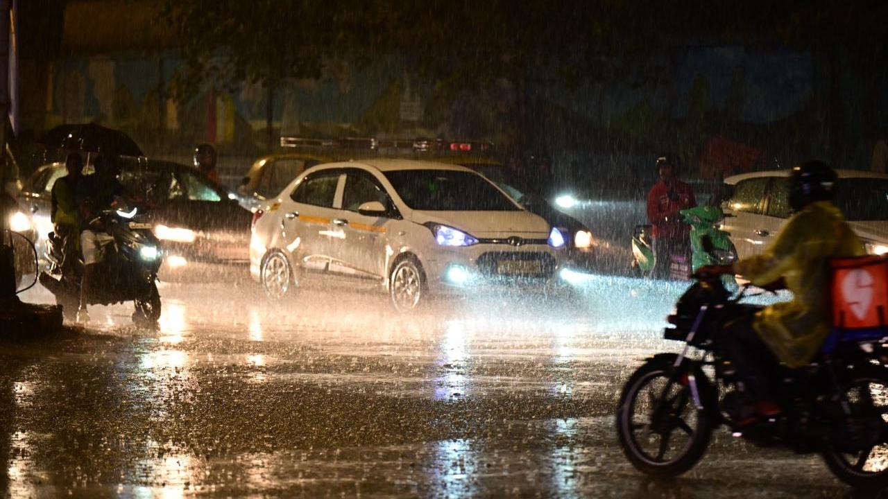 The parts of Mumbai that witnessed heavy rainfall on Sunday night lead to severe waterlogging in different areas. Pic/Shadab Khan