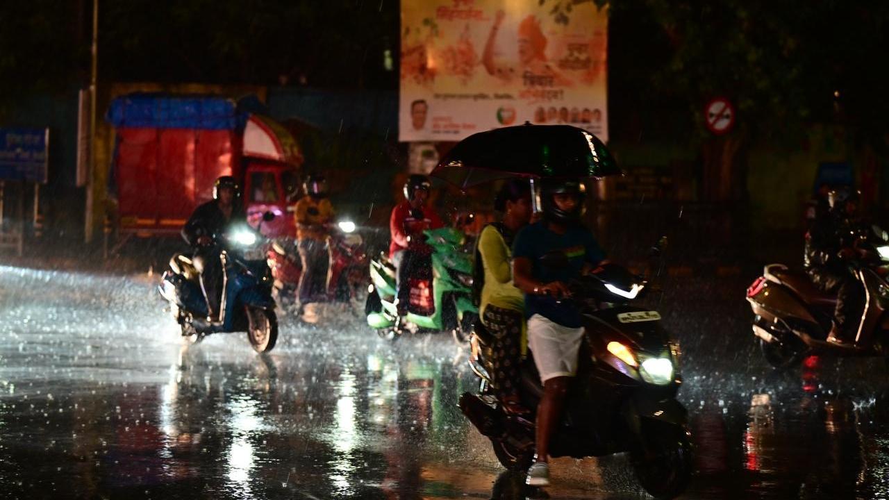 IN PHOTOS: People struggling on the road with sudden downpour in Mumbai