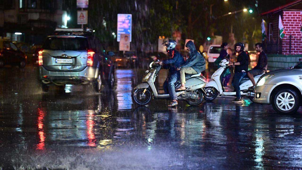 India Meteorological Department (IMD) has issued an orange alert for heavy rain in Mumbai City along with Thane, Ratnagiri, Sindhudurg, Latur, and Nanded in Maharashtra for the next 24 hours. Pic/Shadab Khan