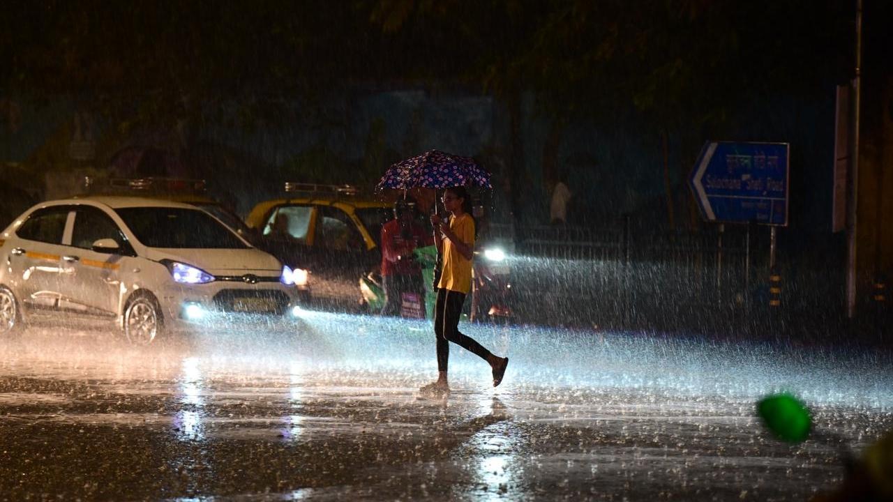 Mumbai city and its suburbs received good rain early Sunday morning, with the Santacruz observatory recording 20 mm of rainfall in the last 24 hours. Pic/Shadab Khan