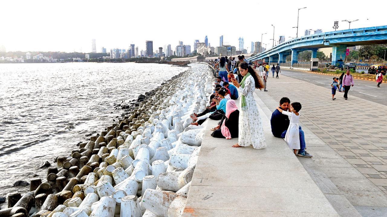 Mumbai: Marine Drive promenade opened to public